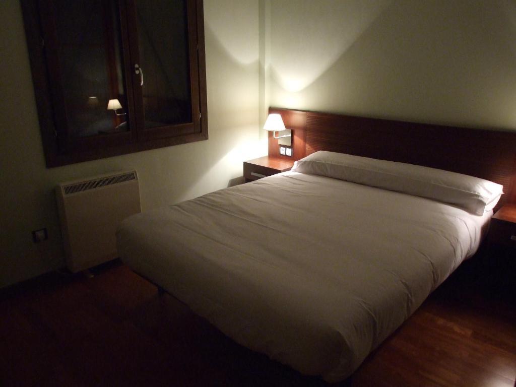 Roca Nevada Suites Villanua Bilik gambar