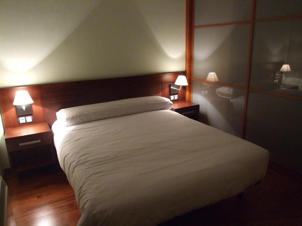 Roca Nevada Suites Villanua Bilik gambar